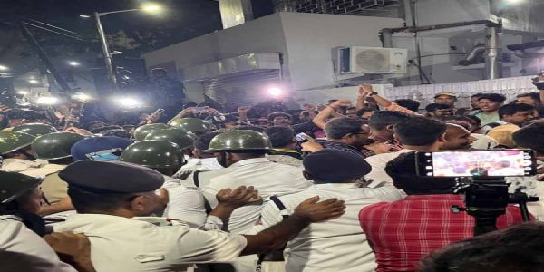 एसएससी मुख्यालय के बाहर नौकरी गंवाने वाले शिक्षकों का अनिश्चितकालीन धरना
