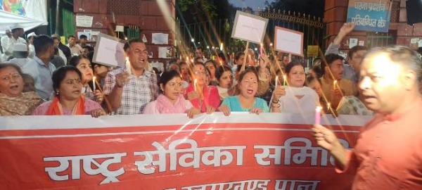 देहरादून में कैंडल मार्च निकालते लाेग। देहरादून में कैंडल मार्च निकालते लाेग।