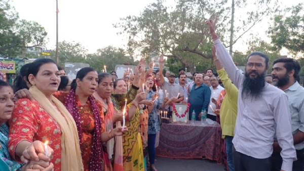 कैंडल मार्च निकाल दी मृतकों को श्रद्धाजंलि