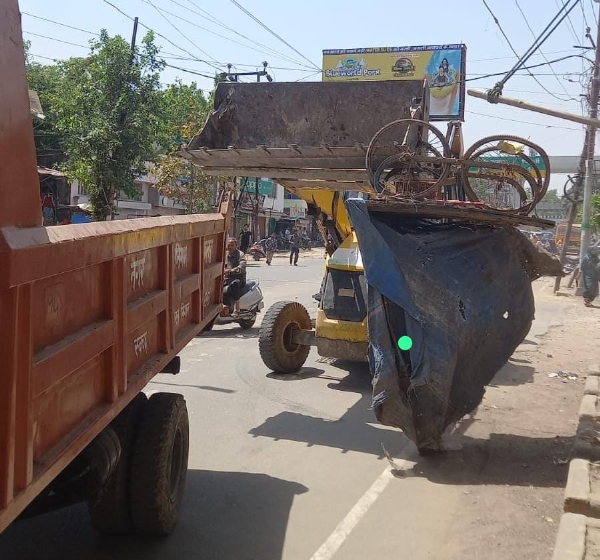 अतिक्रमण हटाता बुलडोज़र