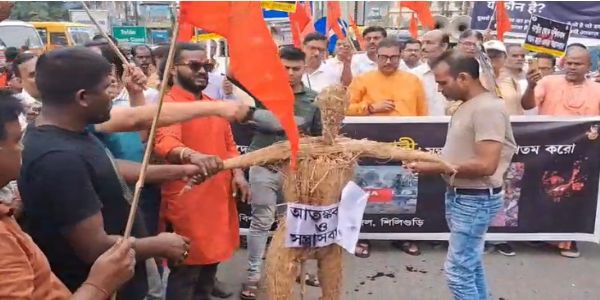 कश्मीर आतंकी हमले के खिलाफ सिलीगुड़ी में प्रदर्शन