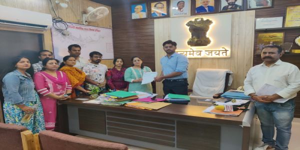 पशु प्रेमियों ने जानवरों पर अत्याचार रोकने की मांग काे लेकर नगर आयुक्त को साैंप ज्ञापन