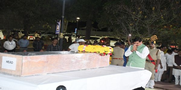 पहलगाम आतंकी हमले में मृत सुशील नथानियल का पार्थिव देह पहुंचा इंदौर, मुख्यमंत्री ने अर्पित की पुष्पांजलि