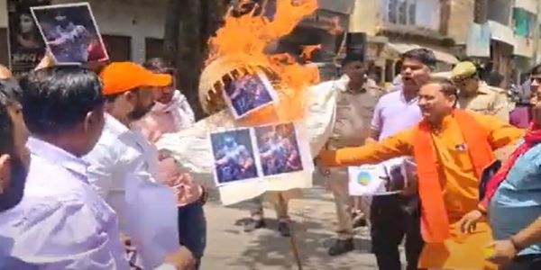 कश्मीर में बर्बरता के खिलाफ गरजे युवा, सर्जिकल स्ट्राइक की उठी मांग
