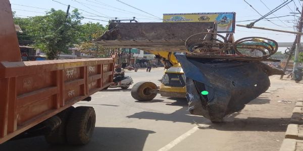 नगर निगम का बड़ा चौराहे पर चला अतिक्रमण अभियान, 28 अवैध अतिक्रमण हटवाए