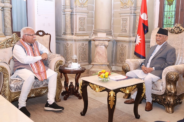 नेपाल के प्रधानमंत्री से मुलाकात करते भारत के ऊर्जा मंत्री खट्टर
