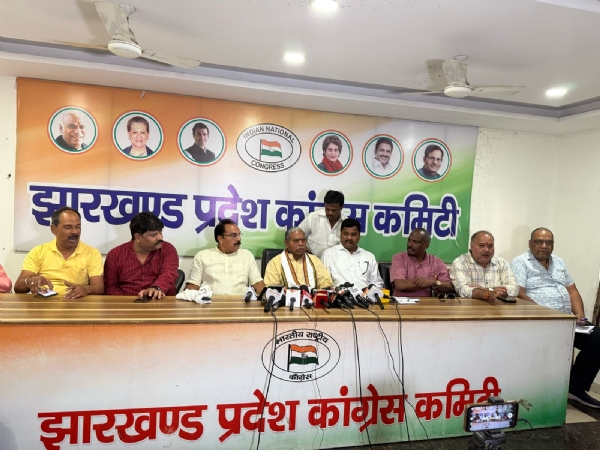 कांग्रेस मुख्‍यालय में प्रेस वार्ता को संबोधित करते पार्टी के प्रदेश अध्‍यक्ष की फोटो