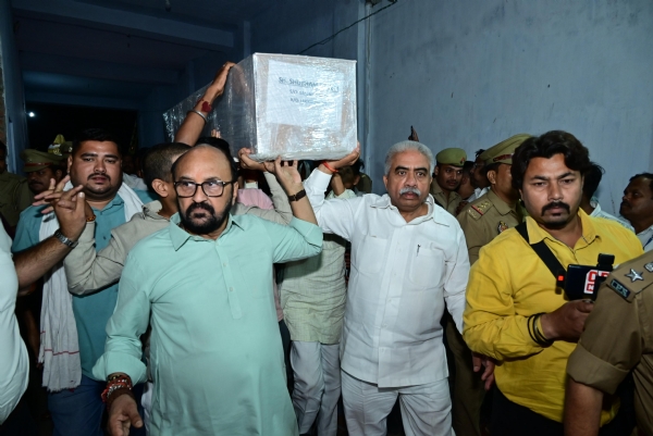 पार्थिव शरीर लेकर आते कैबिनेट मंत्री राकेश सचान व उच्च शिक्षा मंत्री
