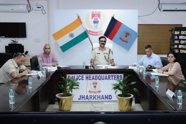 डीजीपी अधिकारियों के साथ बैठक करते हुए