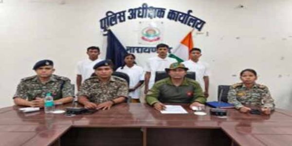चार नक्सलियाें ने किया आत्मसमर्पण