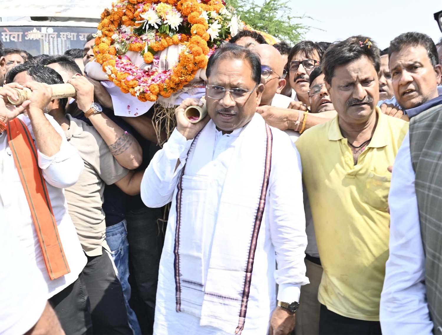 मुख्यमंत्री साय  दिनेश मिरानिया की  अंत्येष्टि में शामिल हाेकर शव को कंधा देते