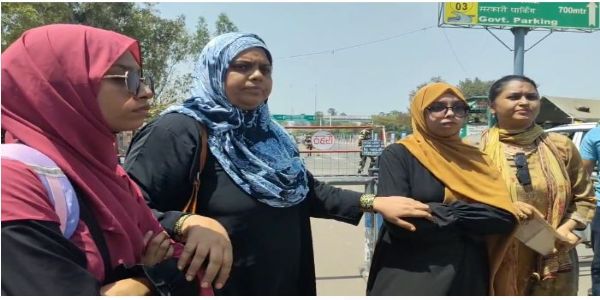 अटारी बार्डर पर विराेध जताती भारतीय मूल की पाकिस्तानी महिलाएं