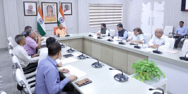 मुख्यमंत्री बैठक करते हुए