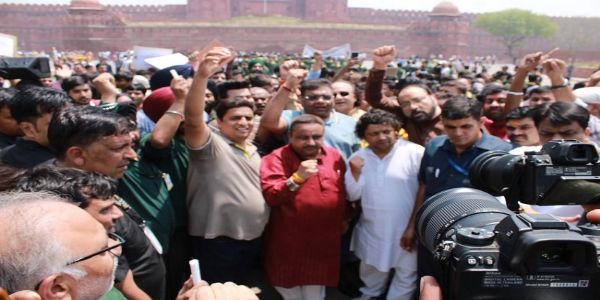 व्‍यापारियों के दिल्‍ली बंद का नेतृत्‍व करते कैट महामंत्री प्रवीण खंडेलवाल