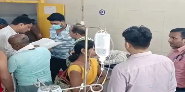 अस्पताल में भर्ती घायल और उनके तीमारदार।