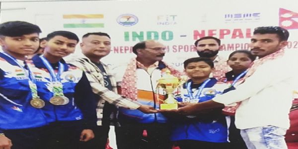 मेडल और ट्राफी के साथ खिलाड़ी। मेडल और ट्राफी के साथ खिलाड़ी।