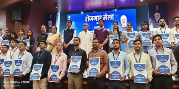 रोजगार मेले में ईपीएफओ के नवनियुक्‍त कर्मचारी और केंद्रीय मंत्री