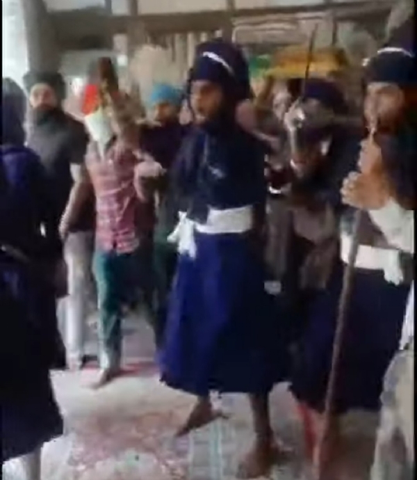 पानीपत के मंदिर में तलवारे लहराते निहंग