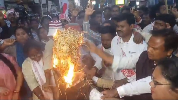 पुतला दहन करते आदिवासी संगठन के लोग