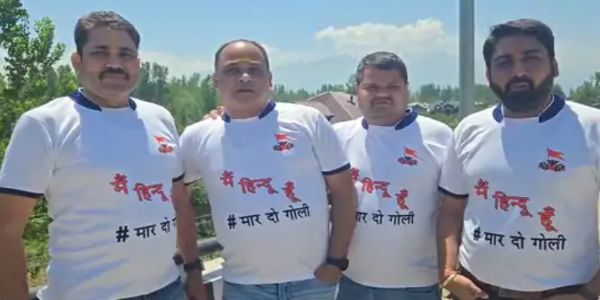 सूरत के युवकों ने लाल चौक पर फहराया तिरंगा, अलग अंदाज में जताया आतंकी हमले का विरोध