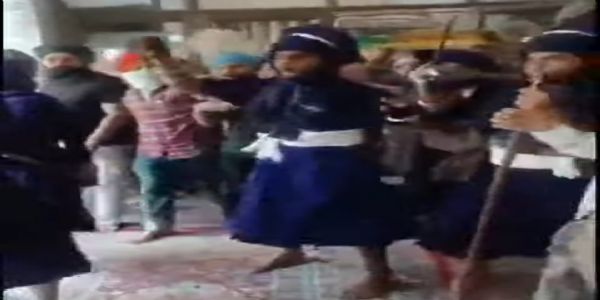 पानीपत के मंदिरों से गुरु ग्रंथ साहिब होने पर भड़के निंहगों ने किया हंगामा