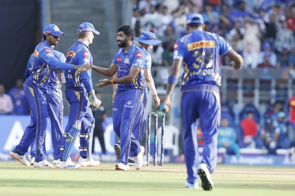विकेट लेने के बाद जश्न मनाते मुंबई के खिलाड़ी फोटो-आईपीएल सोशल मीडिया एक्स