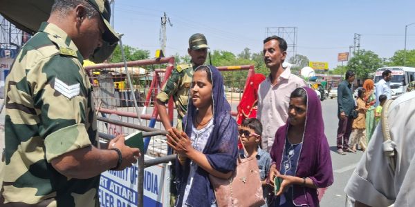 भारत पाक सीमा पर स्थित अटारी बार्डर पर पाकिस्तान जाने वाले लोगों के दस्तावेजों की जांच करते अधिकारी