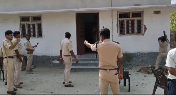 कुर्की करती पुलिस टीम