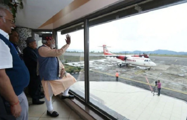 पहली उड़ान के समय प्रधानमंत्री नरेन्द्र मोदी।