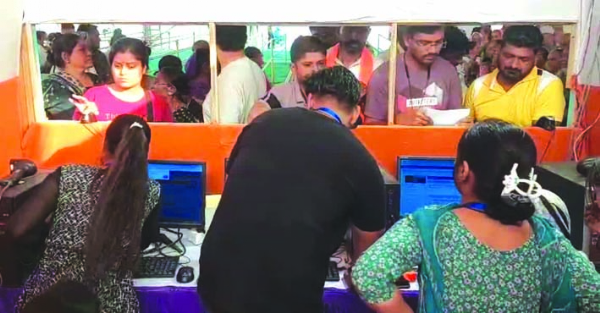 ऋषिकुल मैदान में चार धाम यात्रा के लिए पंजीकरण करवाते लोग ऋषिकुल मैदान में चार धाम यात्रा के लिए पंजीकरण करवाते लोग