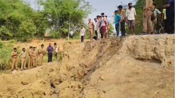 धंसा हुआ मिट्टी का टीला