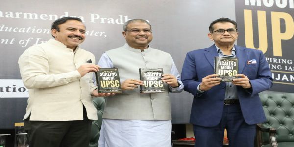 केंद्रीय शिक्षा मंत्री धर्मेंद्र प्रधान सोमवार को ‘स्केलिंग माउंट यूपीएससी’ पुस्तक का विमोचन करते हुए केंद्रीय शिक्षा मंत्री धर्मेंद्र प्रधान सोमवार को ‘स्केलिंग माउंट यूपीएससी’ पुस्तक का विमोचन करते हुए