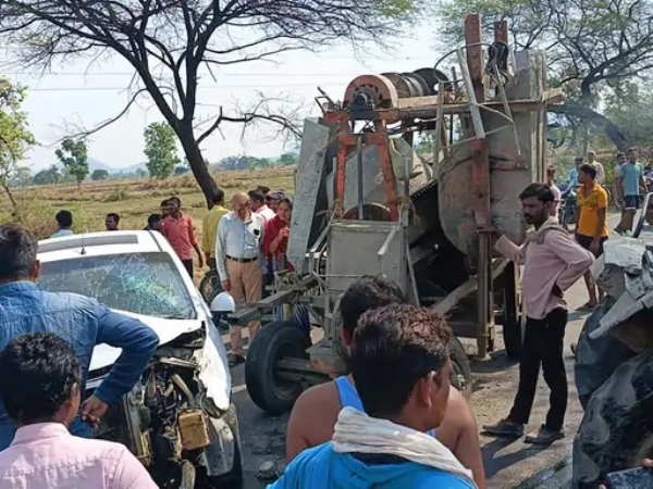 कोरबा में मिक्सर मशीन से टकराई कार, 3 गंभीर, ड्राइवर को झपकी आने से हादसा; शादी से लौट रहा था परिवार