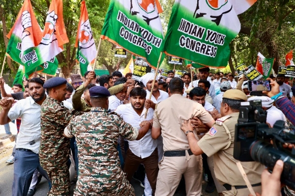 नई दिल्लीः पहलगाम आतंकी हमले के विरोध में पाकिस्तान उच्चायोग के निकट सोमवार को प्रदर्शन करते भारतीय युवा कांग्रेस कार्यकर्ता