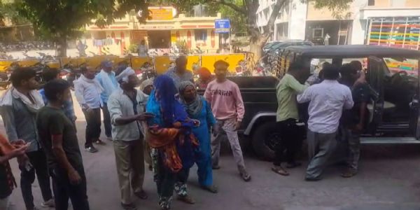 खरगोन में  नगर पालिका का सफाई वाहन बेकाबू होकर पलटा, एक की मौत, 12 कर्मचारी घायल