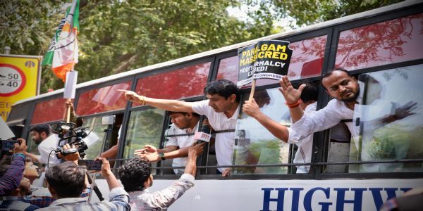 पहलगाम आतंकी हमले के विरोध में भारतीय युवा कांग्रेस का पाकिस्तान उच्चायोग के बाहर प्रदर्शन