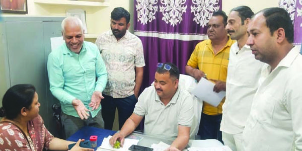 राशन कार्ड और खाद्यान्न समस्याओं को लेकर पार्षदों का खाद्य आपूर्ति कार्यालय पर घेराव