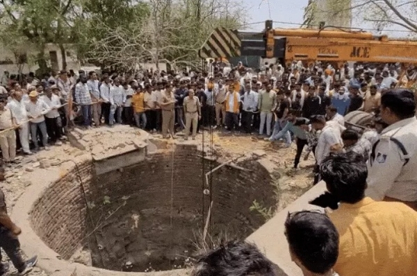 बाइक को टक्कर मारकर कुएं में गिरी वैन