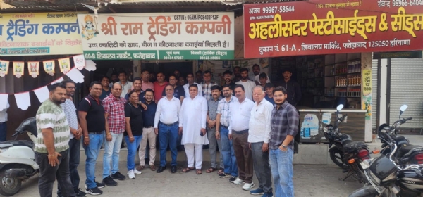 फतेहाबाद। पहलगाम में मारे गए पर्यटकों को श्रद्धांजली देते पेस्टीसाइड एसोसिएशन के सदस्य।