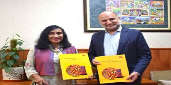 डाक विभाग की व्यवसाय विकास निदेशालय की महाप्रबंधक मनीषा बंसल बादल और एसबीआई फंड्स मैनेजमेंट लिमिटेड के वरिष्ठ उपाध्यक्ष मुनिश सभरवाल