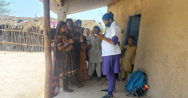 आयुष्मान भारत हेल्थ अकाउंट (आभा) के तहत पंजीकरण  कराती स्वास्थ्यकर्मी।