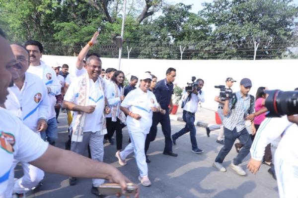 दिल्ली विश्वविद्यालय में बुधवार को आयोजित ‘रन फॉर वन नेशन वन इलेक्शन’ दौड़ में हिस्सा लेती मुख्यमंत्री रेखा गुप्ता और केंद्रीय मंत्री धर्मेंद्र प्रधान।
