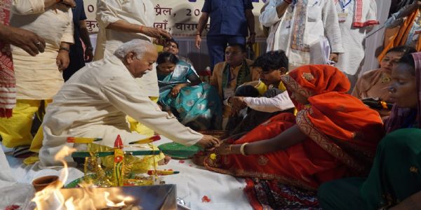 दुलहन का पांव पखारते संघ प्रमुख