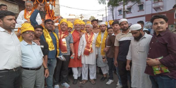 फ्रीडम फाइटर्स संगठन के बैनर तले मुस्लिम बंधुओं ने भी किया परशुराम शोभायात्रा का स्वागत