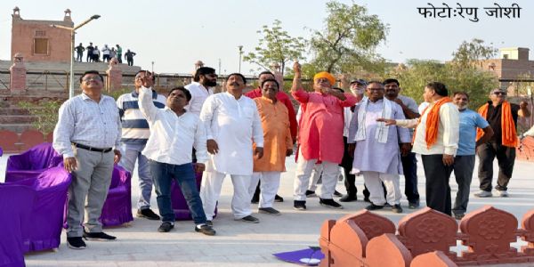 विधायक जेठानंद व्यास ने शांति एवं स्वतंत्रता की प्रतीक पतंग उड़ाई