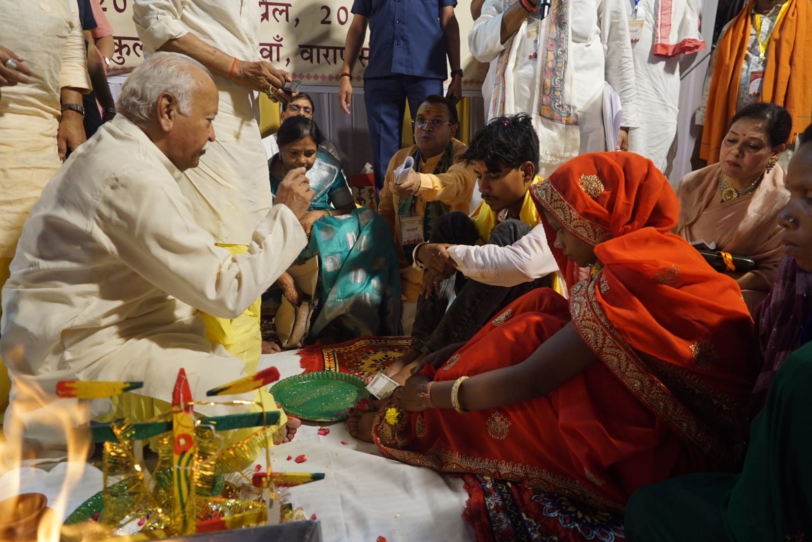 दुलहन का पांव पखारते संघ प्रमुख