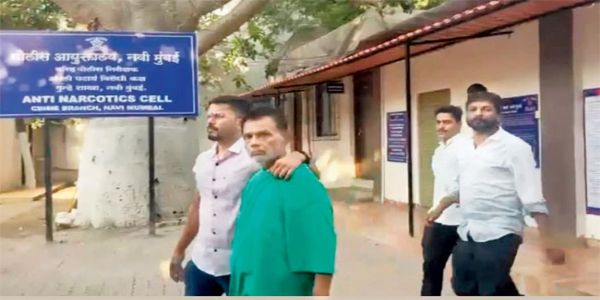 फोटो: नवी मुंबई में ड्रग सिंडिकेट की जांच करती पुलिस