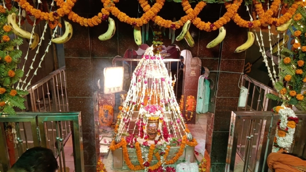 महाश्मशान नाथ के त्रिदिवसीय श्रृंगार महोत्सव के अन्तिम निशा में नगर वधुओं का नृत्य