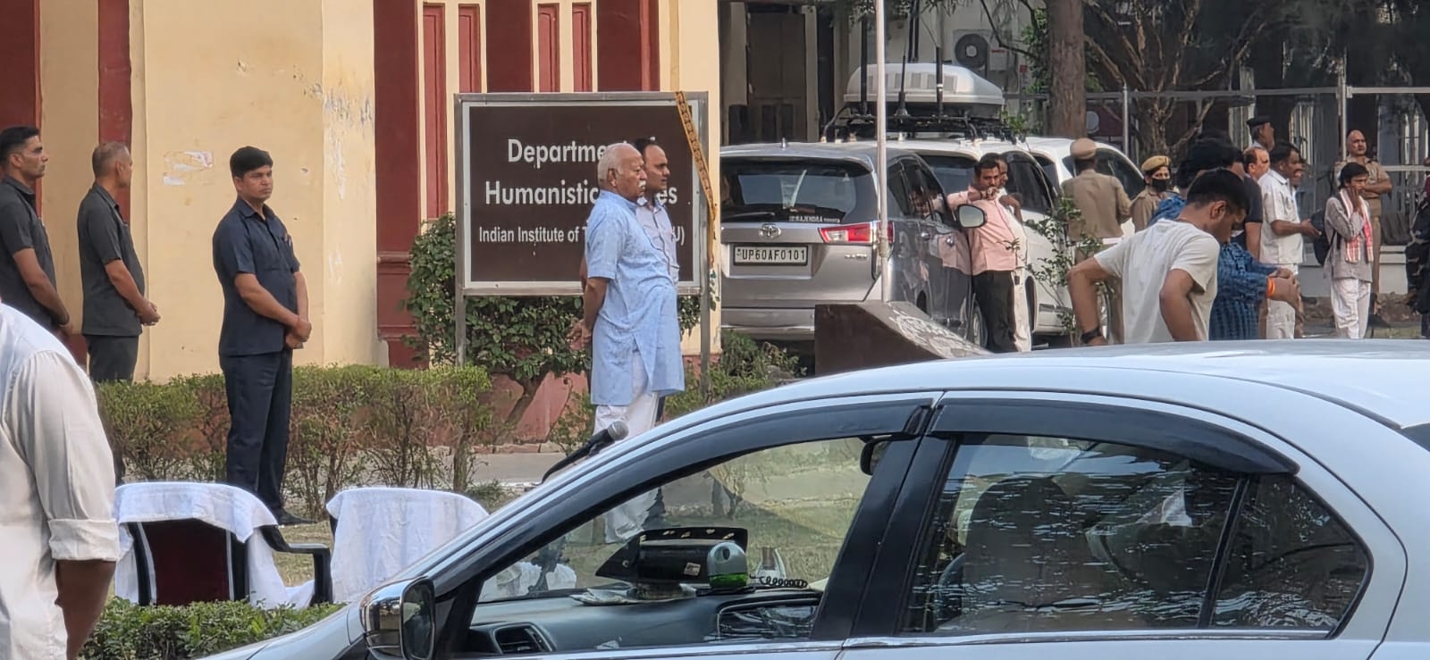 आरएसएस प्रमुख मोहन भागवत आईआईटी बीएचयू के शाखा टोली में