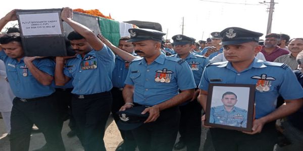 शहीद की अंतिम यात्रा में शामिल लोग।